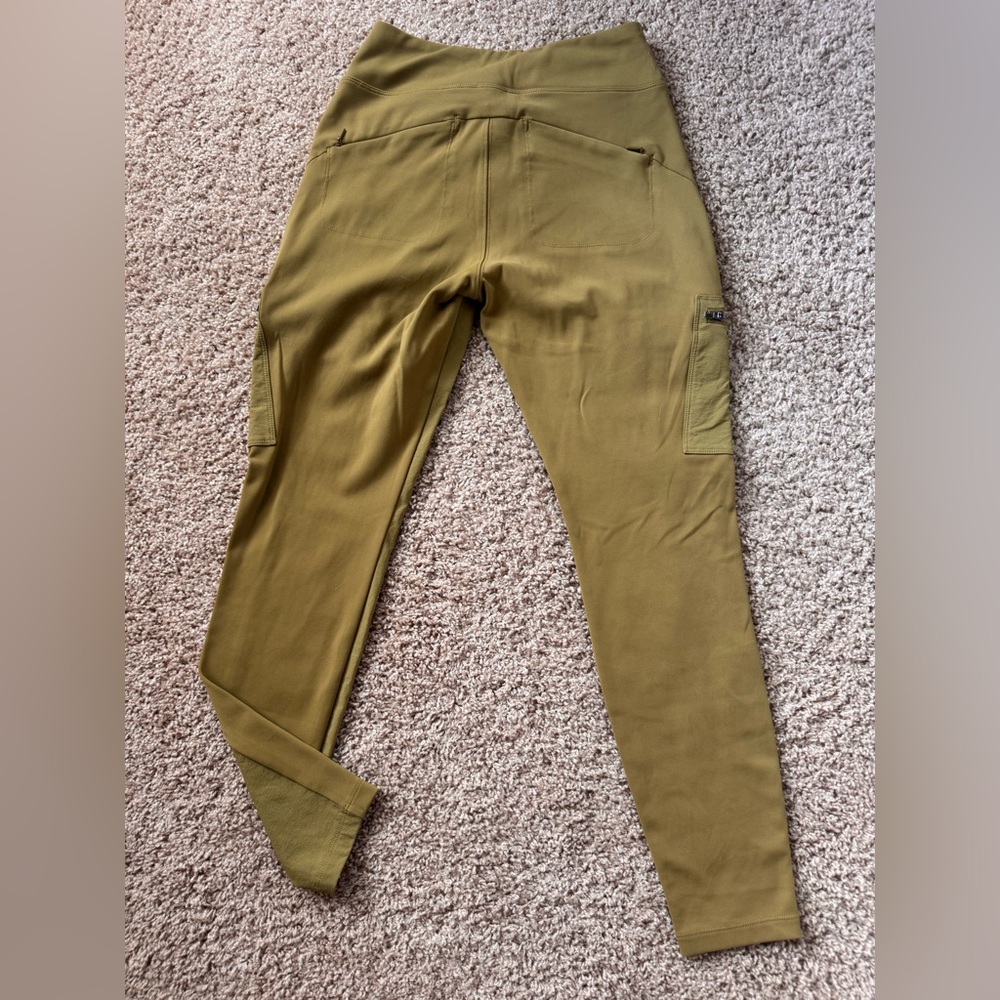 Athleta Headlands Hybrid Highrise Cargo Legging in Olive Green - Picture 4 of 5